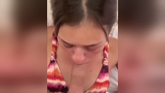 His cock went wild as amateur girl moaned around it 🍑💦