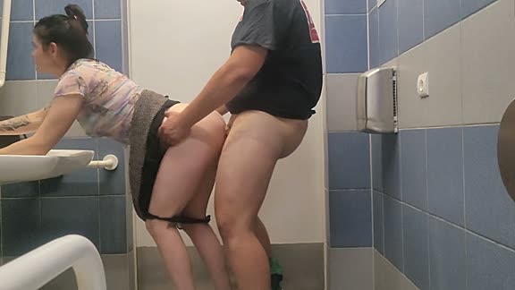 He fucks her in the living room while she rides him 🍆💥💦