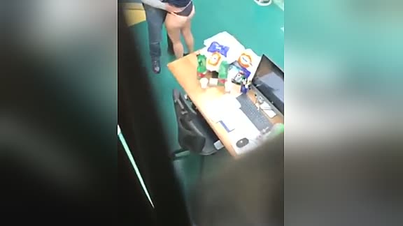 He fucks her hard on the floor while she moans nonstop 🍑💥💦