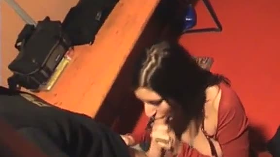 Dude gets sucked off by a hot slut 🔥