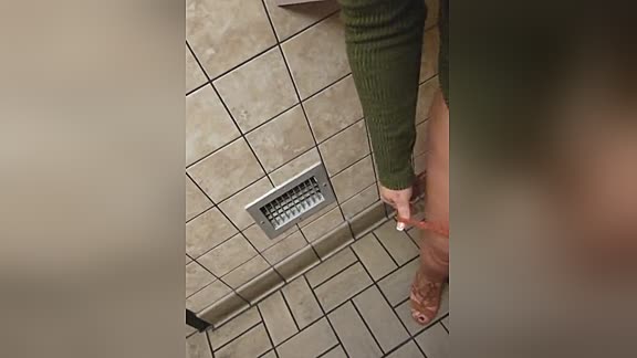 Fucking her pussy in a public toilet 😳